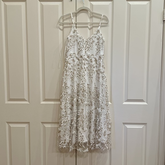 Xscape Metallic Floral V-Neck Cocktail Midi Dress. Size: US4 - Picture 2 of 5